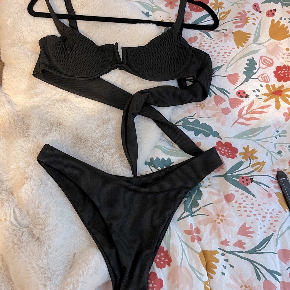 🔥 2 for $10 🔥 ZAFUL Cheeky Smocked Swimsuit